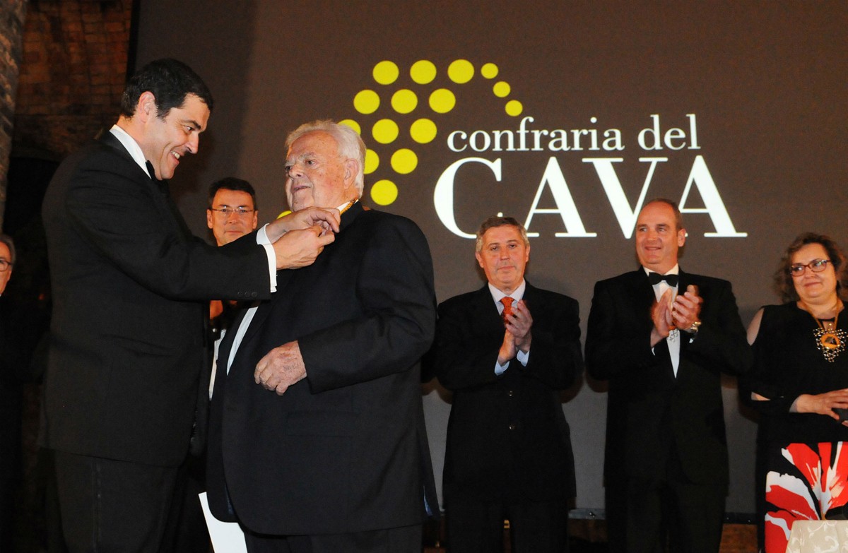 El president d'honor de Gramona rep el reconeixement de la Confraria del Cava de mans del seu president, Toni de la Rosa Torelló