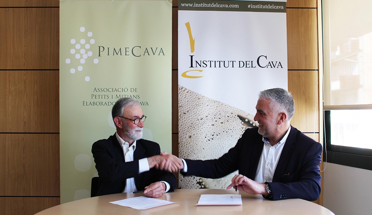 Pere Guilera i Damià Deàs signant la fusió el passat febrer