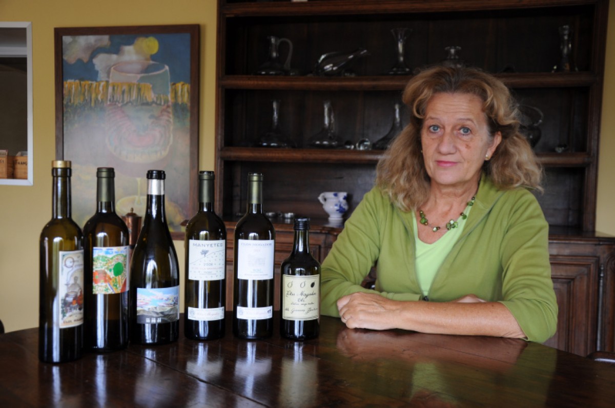 Isabelle Meyer amb alguns dels vins que elaborava amb el seu marit René Barbier.